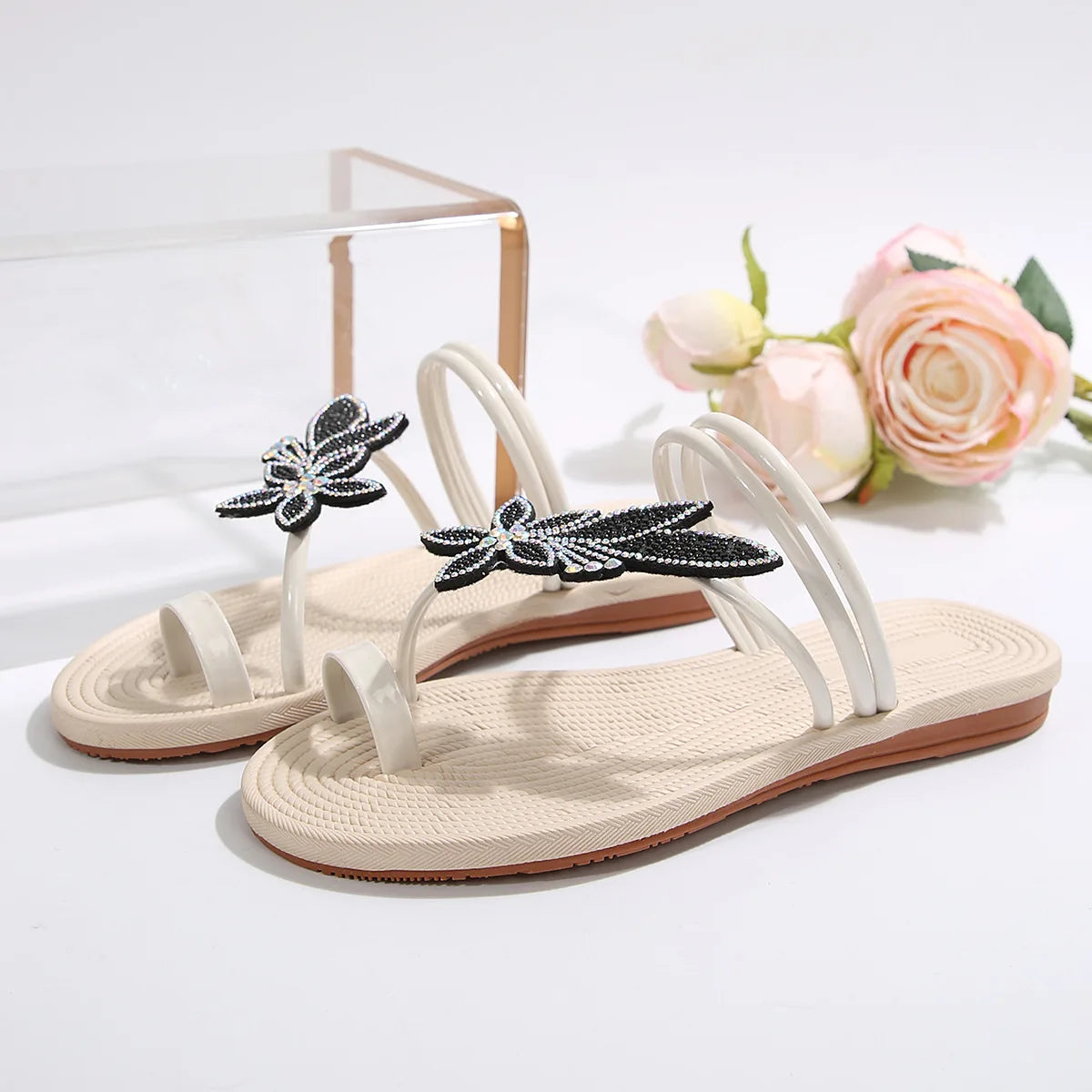 Glitter Slippers Women Summer Sandals 2025 Fashion Bling Female Butterfly Flops Beach Diamond Flat Shoes Outdoor Sandals