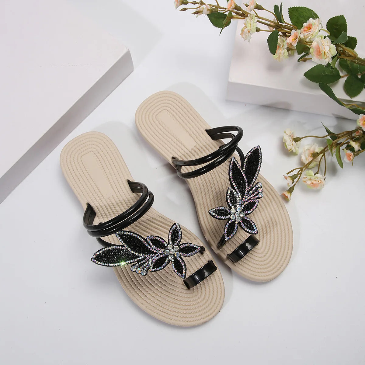 Glitter Slippers Women Summer Sandals 2025 Fashion Bling Female Butterfly Flops Beach Diamond Flat Shoes Outdoor Sandals