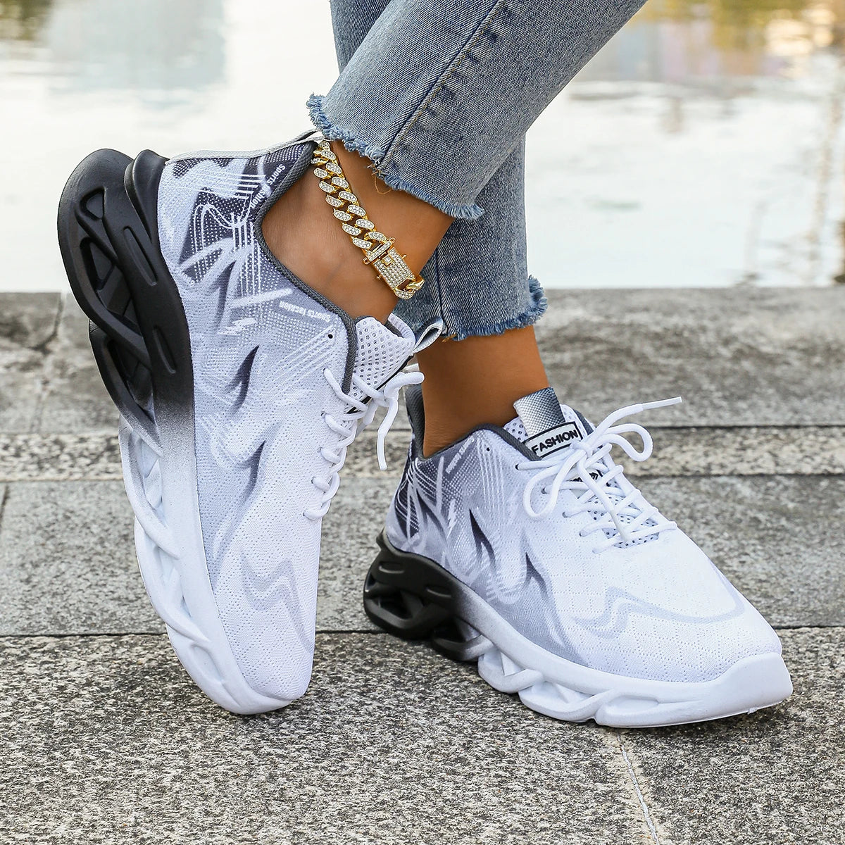 Women's Sneakers 2025 New Fashion Breathable Trainers Comfortable Sneakers Women Mesh Fabric Lace Up Female Footwear Women Shoes